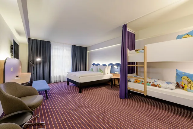 غرفة كومفورت بسريرين منفصلين وسرير مزدوج وسريرين منفصلين، ibis Styles Leipzig 7/10