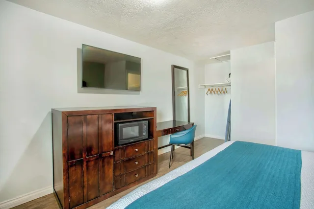 غرفة قياسية بسرير كينج، Studio6 Suites Albany, OR 5/7