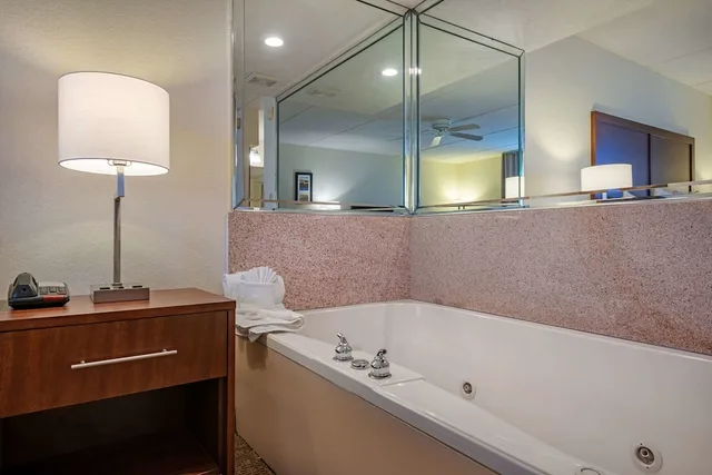 غرفة بسرير كينج مع أريكة بحوض جاكوزي، Comfort Inn Kissimmee Lake Buena Vista South 10/10