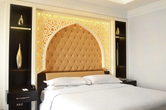 غرفة سوبيريور بسرير كينج بشرفة، Sheraton Sharjah Beach Resort Spa 4/6