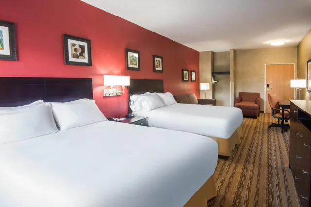 غرفة بسريرين كوين مع أريكة، Holiday Inn Express Hotel Suites Wauseon 1/3