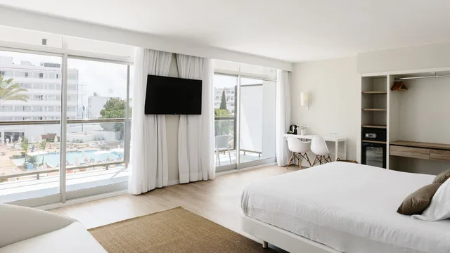 جناح جونيور مفرد بإطلالة على المسبح بشرفة، AluaSoul Ibiza - Adults Only 6/13