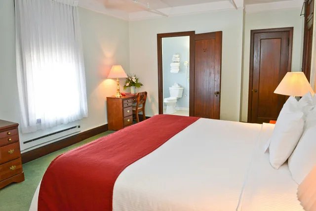 غرفة بسرير كينج، Penn Wells Historic Hotel 1/2