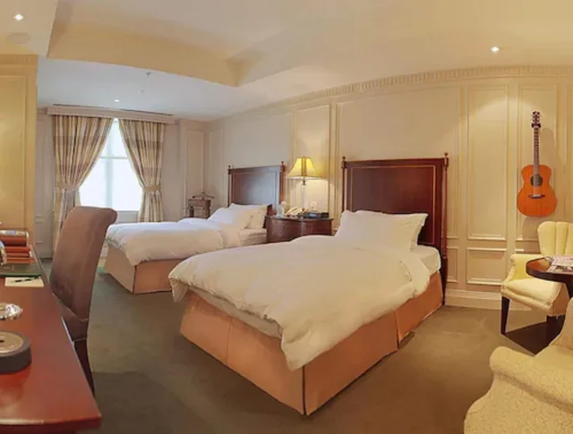 جناح جونيور بسريرين كوين، Windsor Arms Hotel 3/5