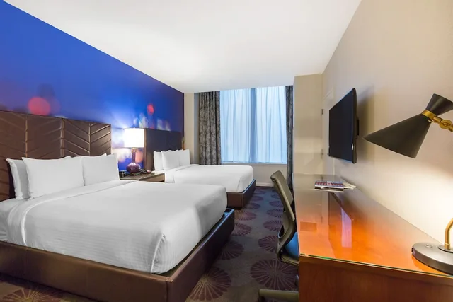 غرفة بسريرين كوين بإطلالة على المدينة، The Chicago Hotel Collection Magnificent Mile Hotel and Suites 1/3