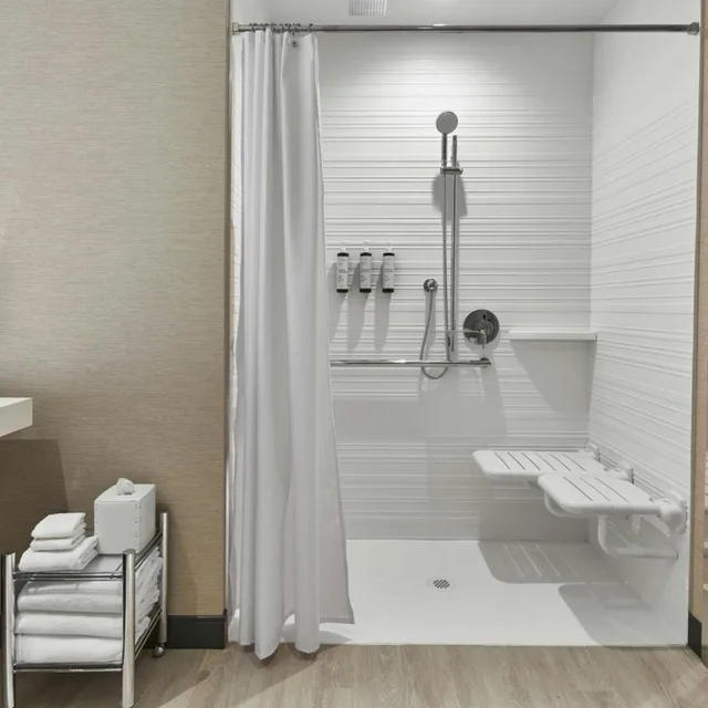غرفة بسرير كينج بحوض استحمام لذوي الإعاقة، Ac Hotel By Marriott Sacramento 3/6