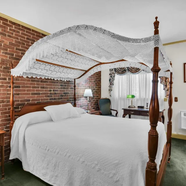 Canopy, Queen Bed، Lamie S Inn And the Old Salt Restaurant 4/8