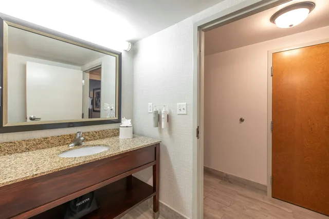 غرفة بسرير كينج مع أريكة، Hampton Inn Newport News-Yorktown 9/10