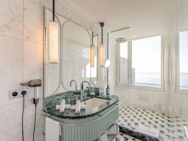 غرفة بانورامية بسرير مزدوج بإطلالة على البحر بشرفة، Mondrian Cannes 6/6