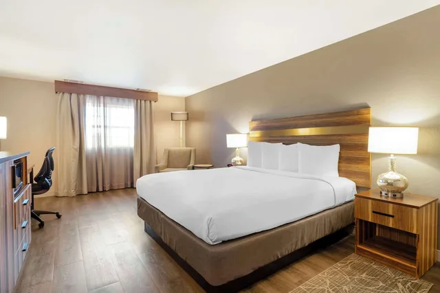 غرفة قياسية بسرير كينج، Best Western Cedar Inn & Suites 1/8