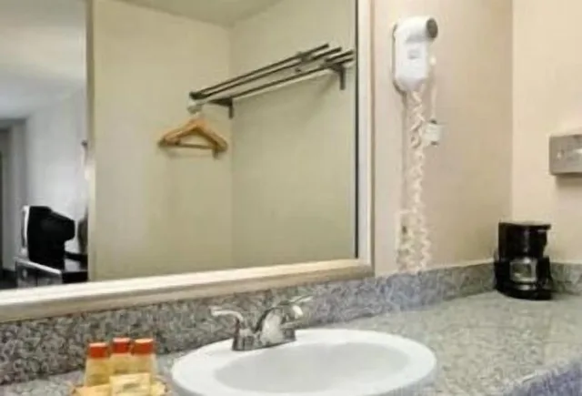 غرفة قياسية بسرير كينج، Days Inn by Wyndham Fontana / Rialto 7/10