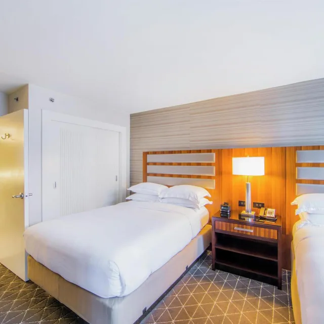 جناح بسريرين مزدوجين بغرفة نوم واحدة مع أريكة، HILTON NASHVILLE-DOWNTOWN 1/6