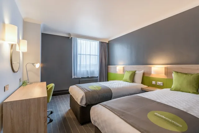 غرفة عائلية بسرير مزدوج وسرير فردي، Thistle Express London Luton 2/10