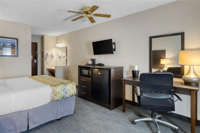 غرفة بسرير كوين بحوض استحمام لذوي الإعاقة، SureStay Plus by Best Western Montrose 4/6