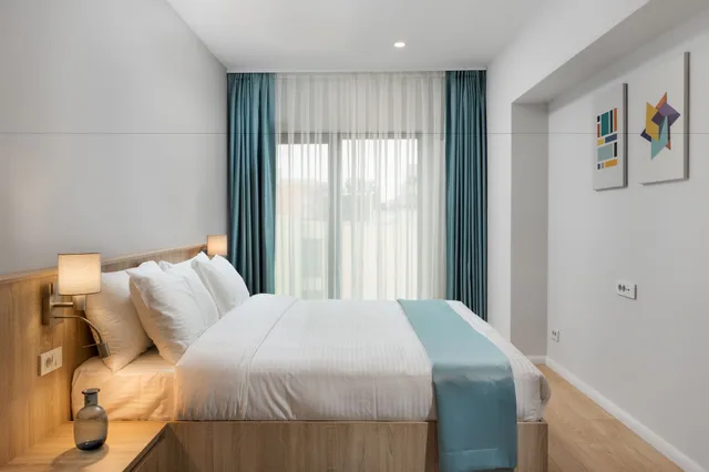 غرفة قياسية بسرير كينج بشرفة، Athina Suites Hotel 3/7