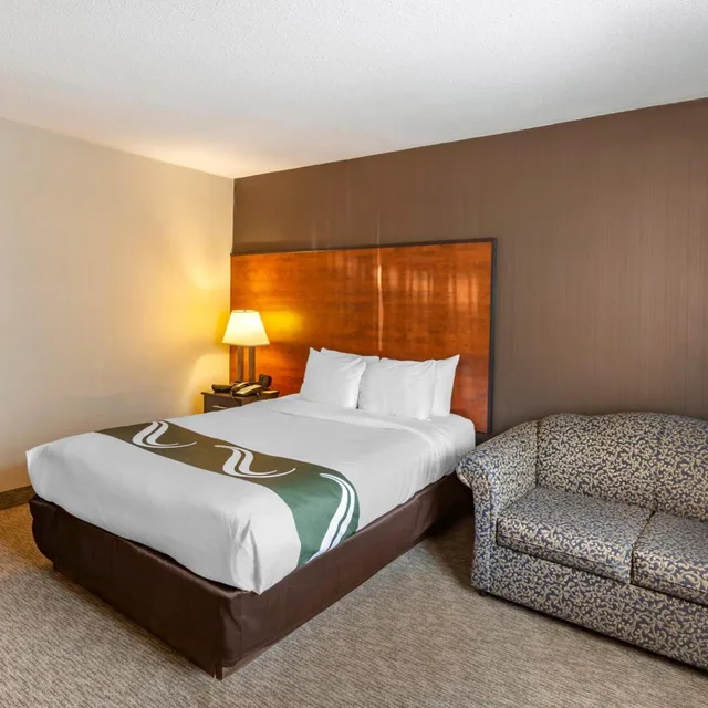 غرفة بسرير كوين مع أريكة، Quality Inn Toronto Airport 2/10