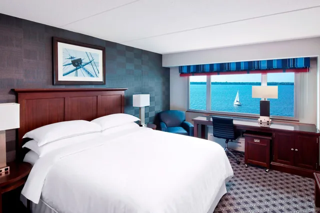 Deluxe, King Bed, Bay View، Sheraton Erie Bayfront Hotel 2/6