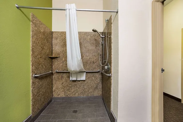Room, King Bed, Accessible, Sleep Inn & Suites Valdosta Mall Area 4/4