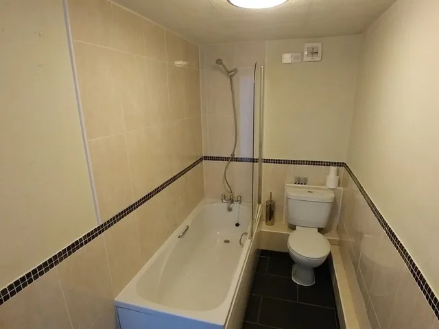 Standard, Double Bed, Engine Inn 2/2