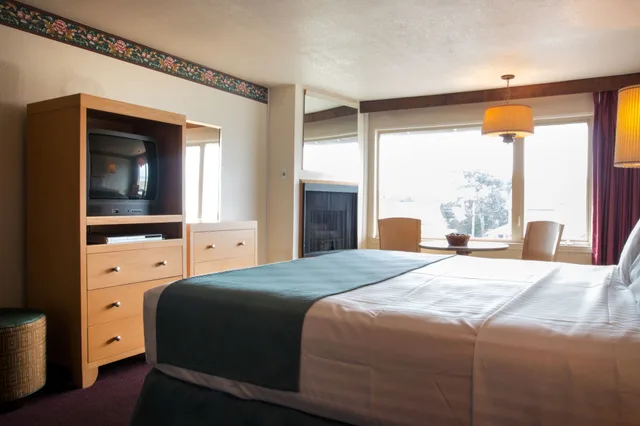 غرفة بسرير كينج بإطلالة جزئية على البحر، Hi Tide Oceanfront Inn 2/6