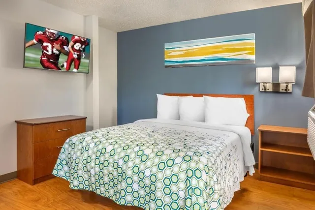 غرفة قياسية بسرير كوين لذوي الإعاقة، Sun Suites of Louisville 1/3