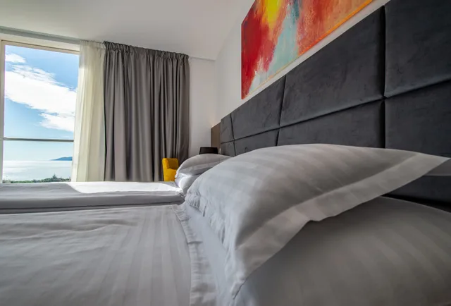 غرفة عائلية ثلاثية بسريرين منفصلين بإطلالة جزئية على البحر مع أريكة، Paris Hotel 9/10