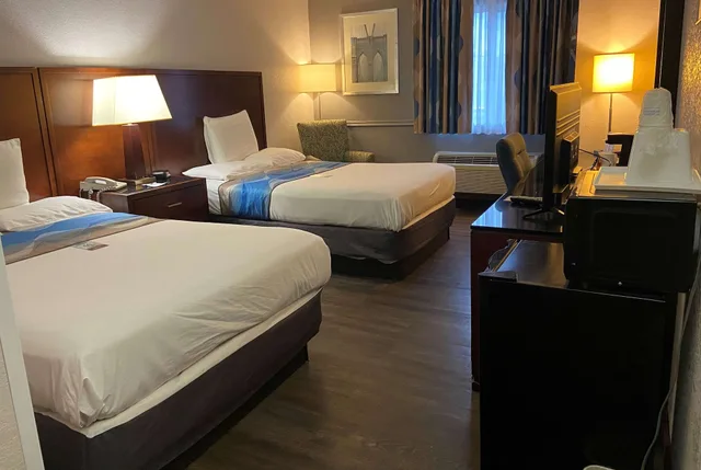 غرفة بسريرين مزدوجين بحوض استحمام لذوي الإعاقة، Travelodge Inn & Suites by Wyndham Albany 1/2