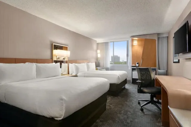 Deluxe, 2 Queen Beds, Skyline View، Wyndham Garden At Niagara Falls 1/2