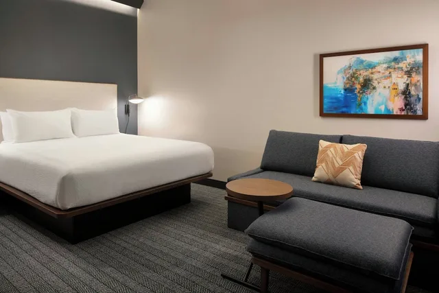 غرفة بسرير كينج مع أريكة لذوي الإعاقة، Courtyard By Marriot Sand City Monterey 4/6