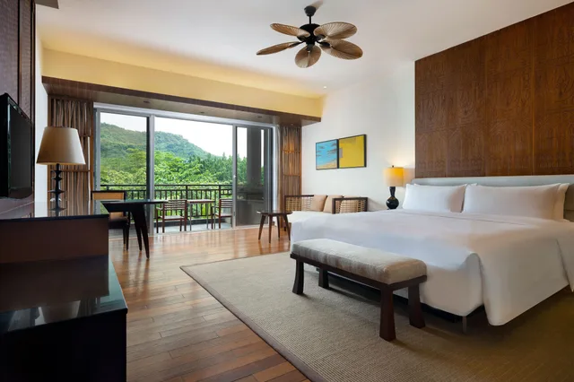 غرفة بسرير كينج بإطلالة على الجبل، Le Meridien Shimei Bay Beach Resort & Spa 2/10