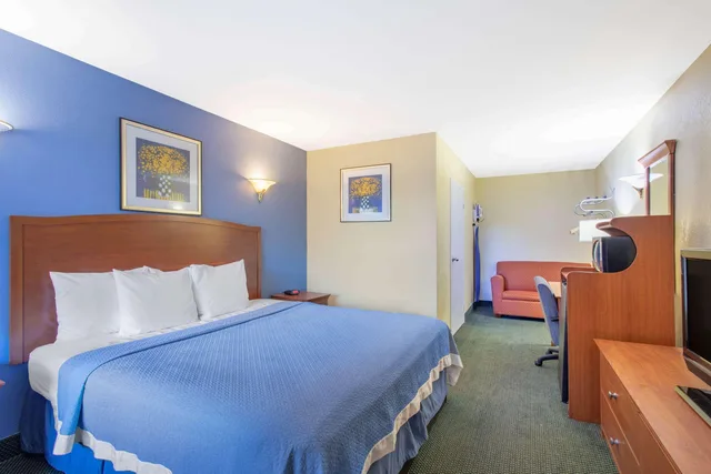 Room, King Bed, Days Inn by Wyndham Elmsford / White Plains 1/1