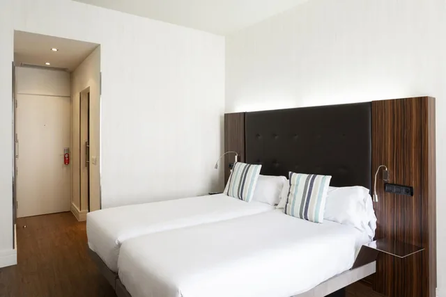 غرفة بسرير مزدوج بإطلالة على البحر بشرفة، Petit Palace Tamarises 6/10