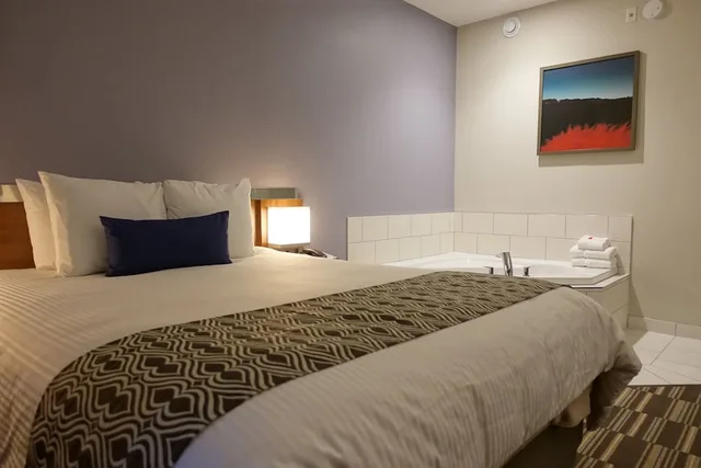 Studio, Suite, Queen Bed, Jetted Tub, Microtel Inn & Suites By Wyndham Sault Ste. Marie 5/10