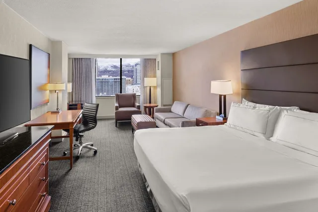 غرفة ديلوكس بسرير كينج مع أريكة، Hilton Salt Lake City Center 1/1