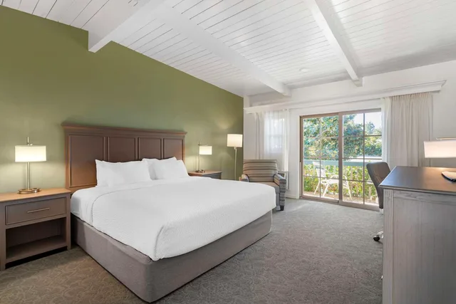 غرفة بسرير كوين بمطبخ، Best Western Plus Santa Barbara 1/7