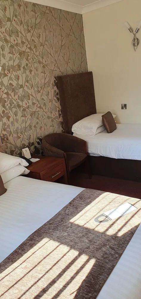 غرفة عائلية ثلاثية بسرير مزدوج، CBH Oaklands Hall Hotel 5/7