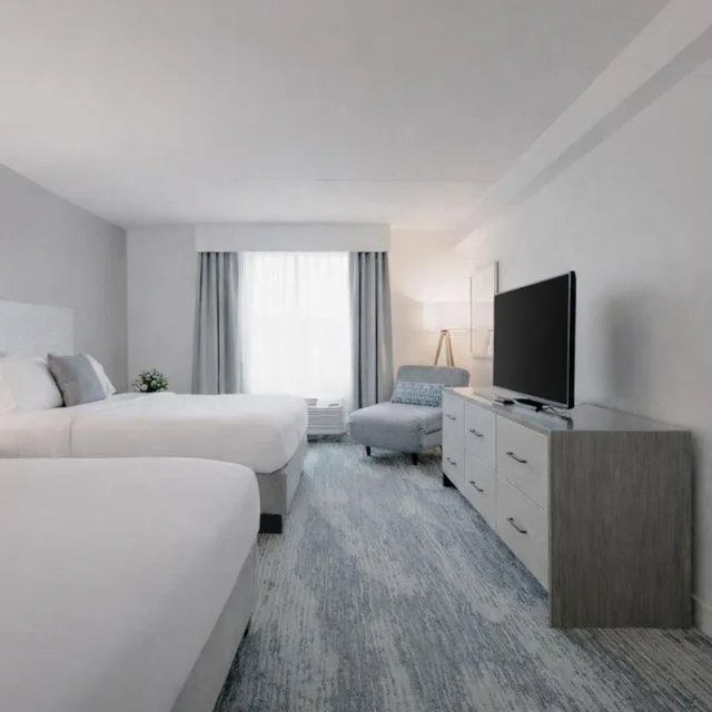غرفة بسريرين كوين بحوض استحمام لذوي الإعاقة، Hotel Bethany Beach 7/10