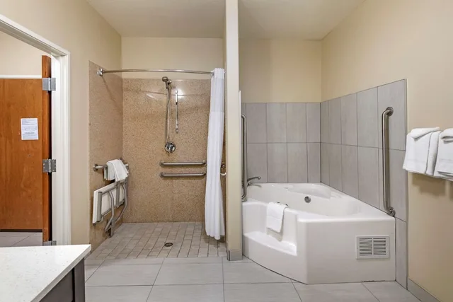 جناح بسرير كينج مع أريكة لذوي الإعاقة، Comfort Inn & Suites Lubbock West 2/2