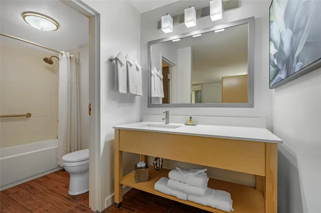 غرفة بسريرين كوين بإطلالة على الفناء، Best Western Plus South Coast Inn 8/8