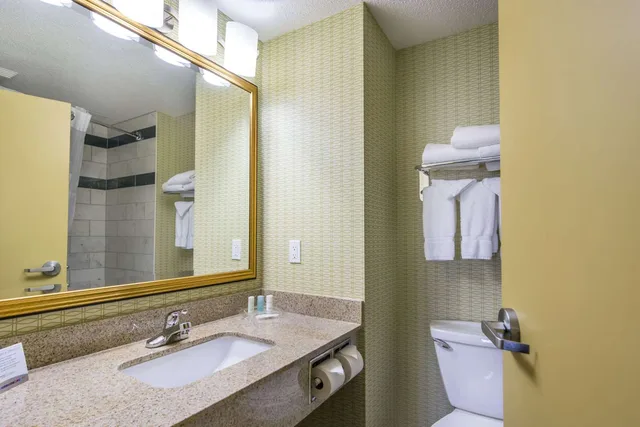 غرفة بسرير كينج، Clarion Hotel & Conference Centre Sherwood Park 2/3