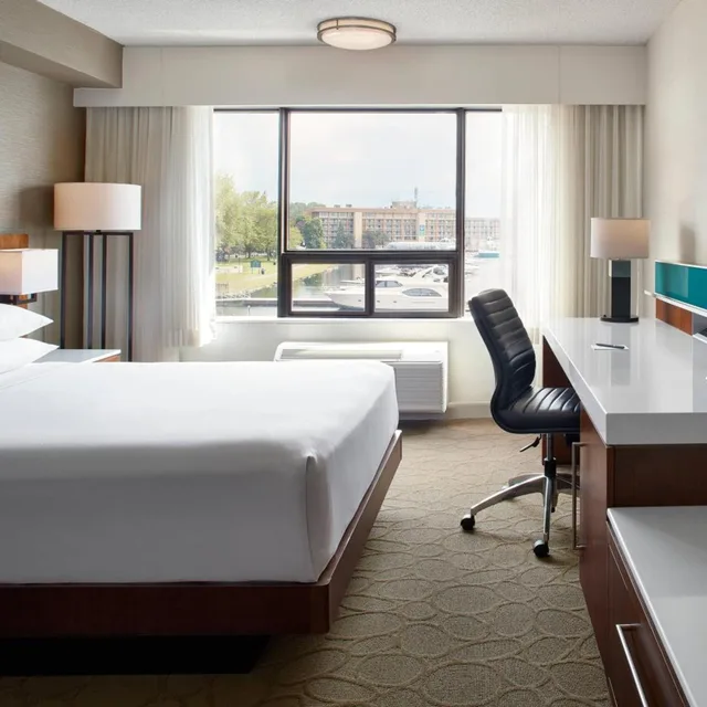 Guest Room, Queen Bed, Water Front, Accessible، Delta Hotels By Marriott Kingston Waterfront 1/3