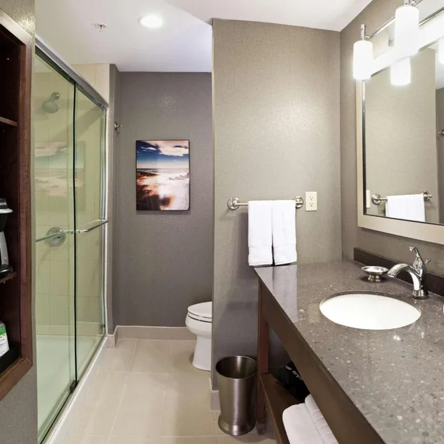 غرفة بسرير كينج وسريرين كوين، HAMPTON INN BY HILTON HALIFAX DOWNTOWN 5/7