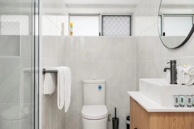 Adjoining, 1 Queen and 1 Double Bed، BAYVIEW TOWER 2/5