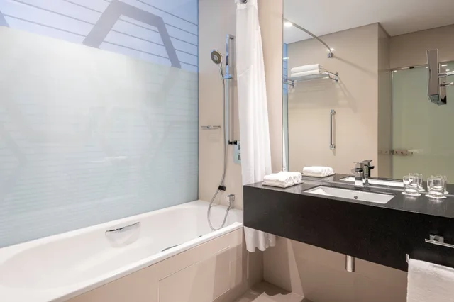 غرفة بسريرين منفصلين للمدخنين، Holiday Inn Doha - The Business Park 2/4