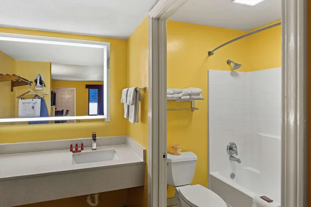 غرفة بسرير كينج لذوي الإعاقة، SureStay by Best Western Gulfport 4/4