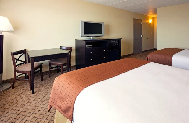 غرفة قياسية بسرير فردي، Holiday Inn Detroit Lakes 1/1