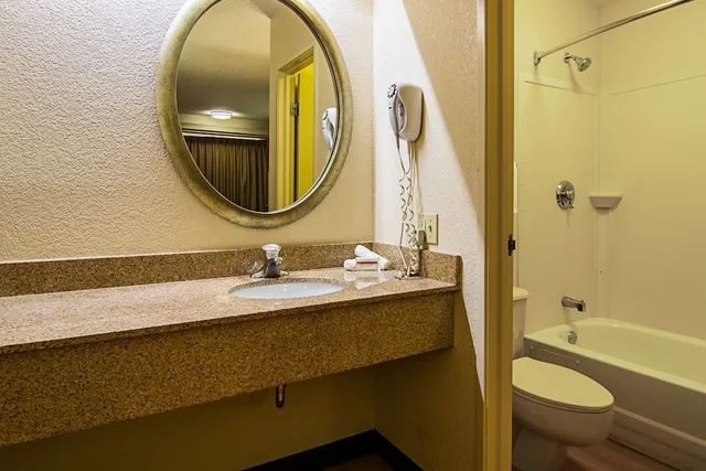 غرفة سوبيريور بسرير كينج، Red Oak Inn Detroit - Southfield 4/4