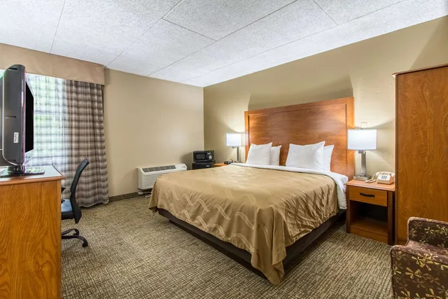 غرفة بسرير كينج لغير المدخنين، OYO Greenridge Hotel 2/2