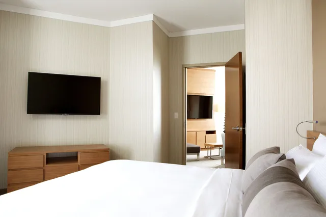 جناح بسرير كينج، Grey Eagle Resort 1/9