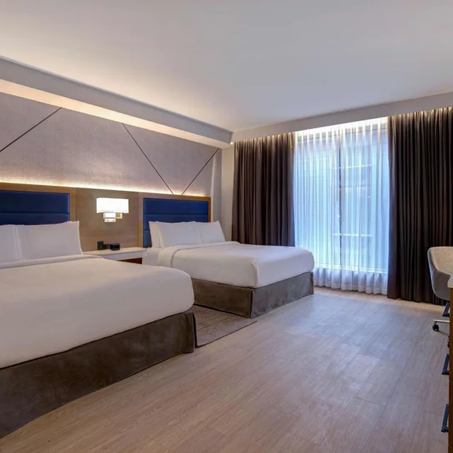 غرفة بسرير كينج وسرير كوين بحوض استحمام لذوي الإعاقة، Hampton Inn by Hilton Montreal Downtown 2/5